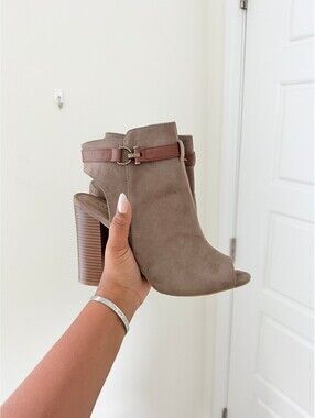 Bamboo Women’s Size 10 Taupe Peep Toe Block Heel Ankle Booties Buckle Zip